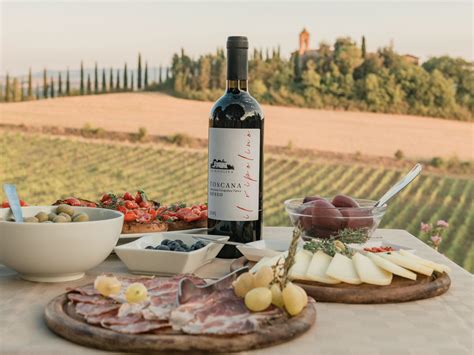 Dettaglio di una degustazione di vini e prodotti tipici toscani