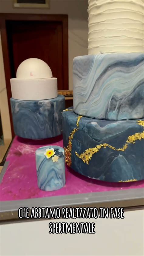 Esempio di torta nuziale con effetto marmo e dettagli oro