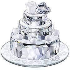 Dettaglio di una torta nuziale scintillante con cristalli Swarovski