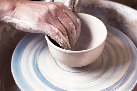 Coppia che modella argilla in un laboratorio di ceramica