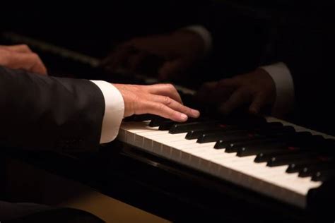 Pianista che suona durante un matrimonio