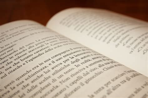 Libro aperto con parole romantiche