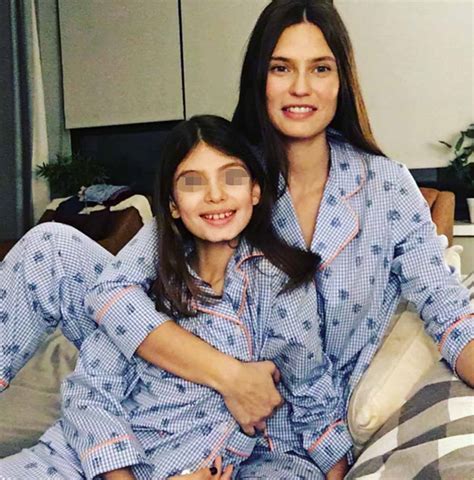 Bianca Balti con le sue figlie