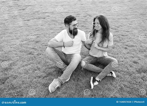 Coppia che finge di essere innamorata a una festa