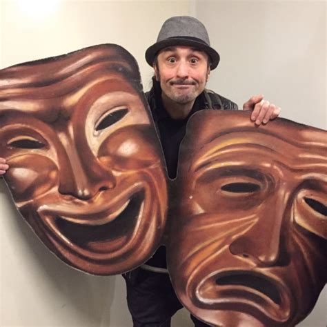 Un maestro di teatro che insegna a un'attrice