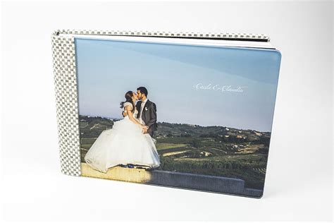 Copertina di un fotolibro di matrimonio in stile rivista