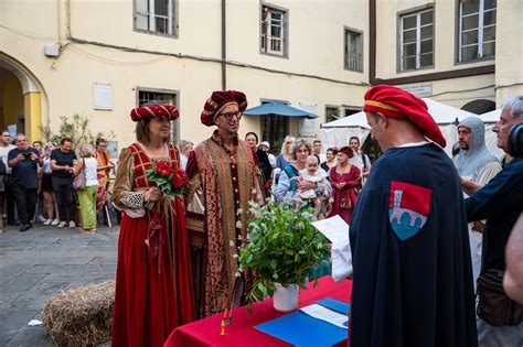 Illustrazione di un matrimonio medievale con dettagli sui costumi