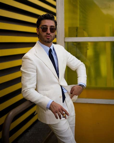 Completo bianco con camicia blu scuro e scarpe stringate marroni