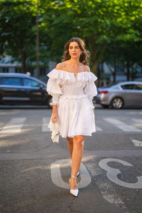 Street style con abito bianco corto e sneakers