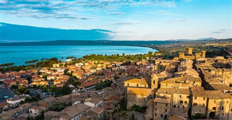 Vista panoramica del Lago di Bolsena con colline circostanti