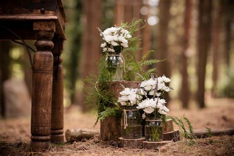 Esempio di allestimento tavolo per un matrimonio nel bosco con elementi naturali