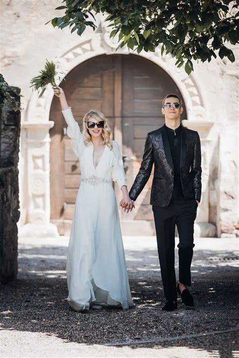 Esempi di abiti da sposa e sposo adatti a un matrimonio nel bosco