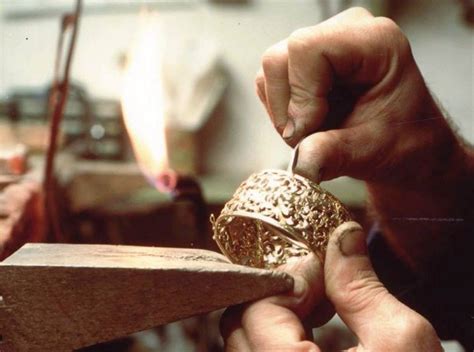 Artigiano orafo al lavoro su un anello