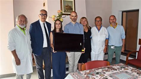 coppia che dona televisori ad hospice