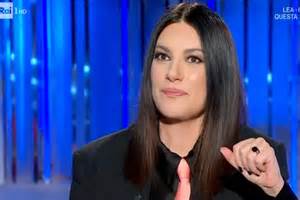 Laura Pausini e Paolo Carta mano nella mano dopo il matrimonio
