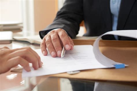 Persona che firma un contratto assicurativo