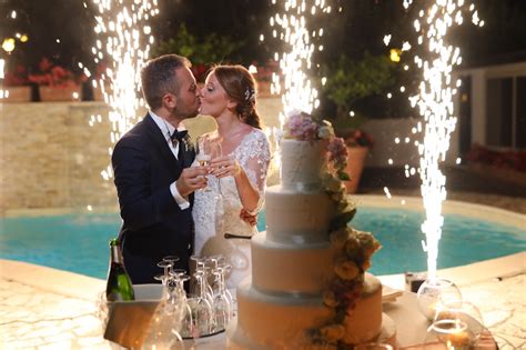 torta nuziale con fontane danzanti sullo sfondo