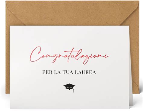 Dettaglio di un biglietto di auguri nuziale con calligrafia elegante