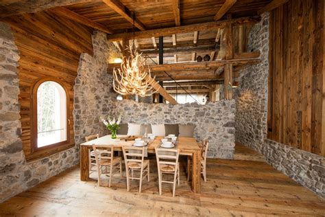 Interno di un salone rustico per eventi