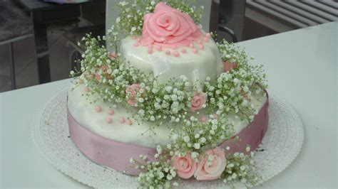 Decorazione a tema matrimonio di zucchero con dolci e fiori