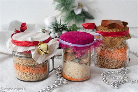 Barattoli con ingredienti secchi per ricette