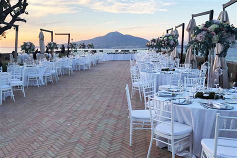 Coppia che balla al tramonto nel Castello Giusso