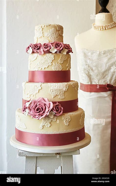 Dettaglio di una torta nuziale decorata con peonie e bacche