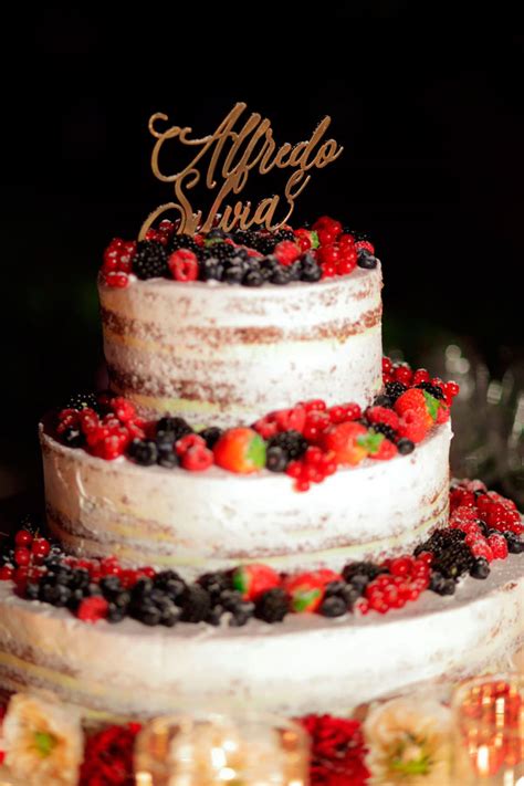 Naked cake decorata con frutta e fiori freschi