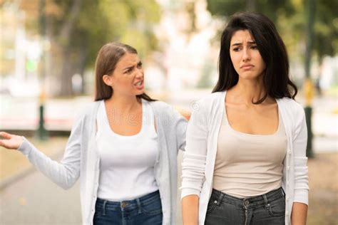 Due amiche che litigano per un matrimonio