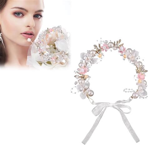 Collage di accessori: coroncina di fiori, braccialetto fiorito, fermagli