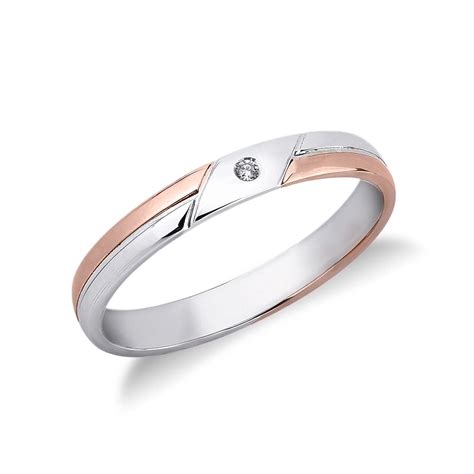 Dettaglio di una fede nuziale UNOAERRE in oro rosa e bianco con diamanti