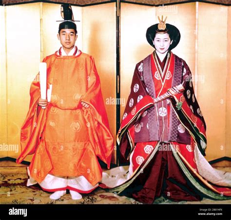 Akihito e Michiko in abiti tradizionali giapponesi