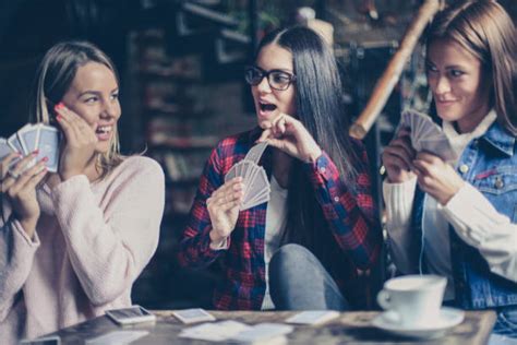 Ragazze che giocano a escape room