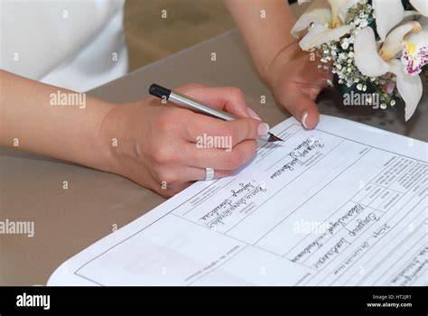 Coppia che firma un contratto di matrimonio