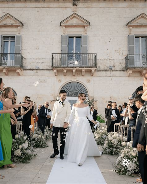 Professionisti del wedding planning che discutono idee