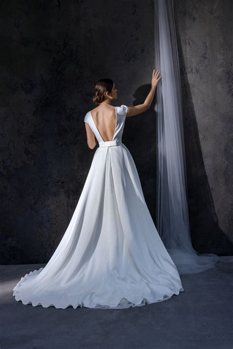 Sposa con un elegante abito da sposa Gabbiano