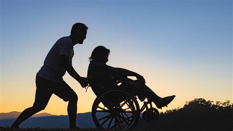 Volontari che assistono persone con disabilità