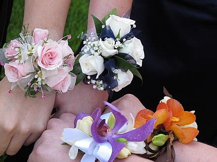 Esempi di bouquet e corsage per damigelle