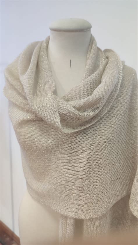 Accessori per abiti da damigella: stola e gioielli