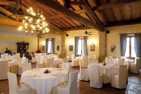 Interno del ristorante La Scala con tavoli apparecchiati per un ricevimento