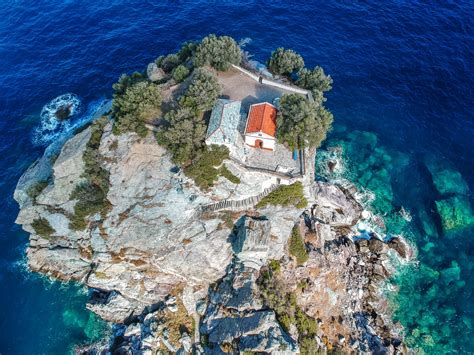 La chiesa di Agios Ioannis su uno scoglio a Skopelos