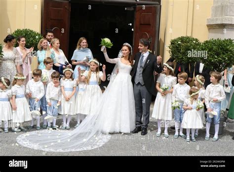 Coppia felice dopo la cerimonia nuziale ad Agios Ioannis