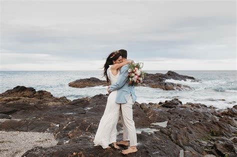 Coppia che festeggia matrimonio sulla spiaggia