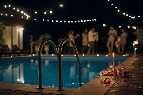 Dettagli della festa in piscina con ostriche e DJ