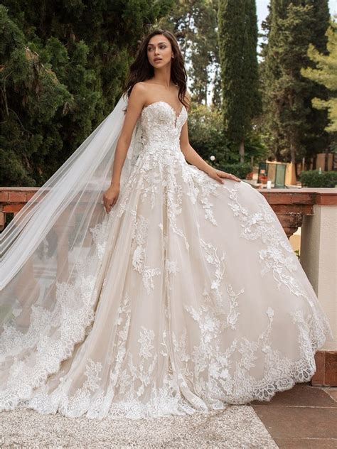 Modello di abito da sposa Pronovias stile principessa
