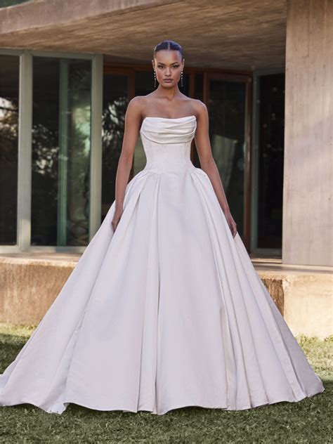 Dettaglio di un abito da sposa Pronovias con scollatura a V