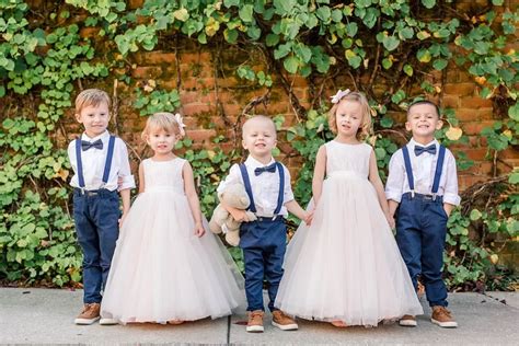 Bambini vestiti da paggetti e damigelle