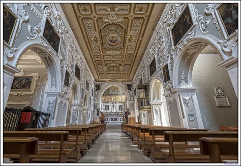 Interno di una chiesa durante un matrimonio