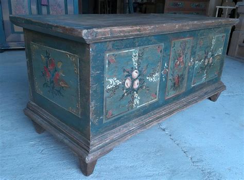 Esempio di cassone nuziale con decorazioni a intarsio