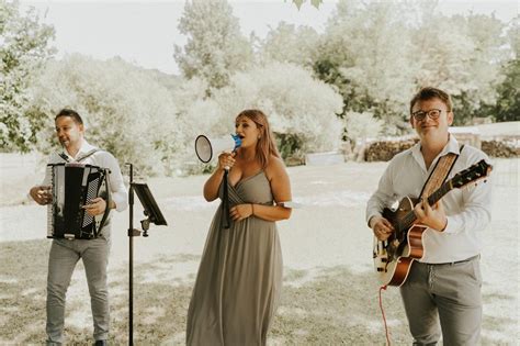 Musicisti che suonano a un matrimonio